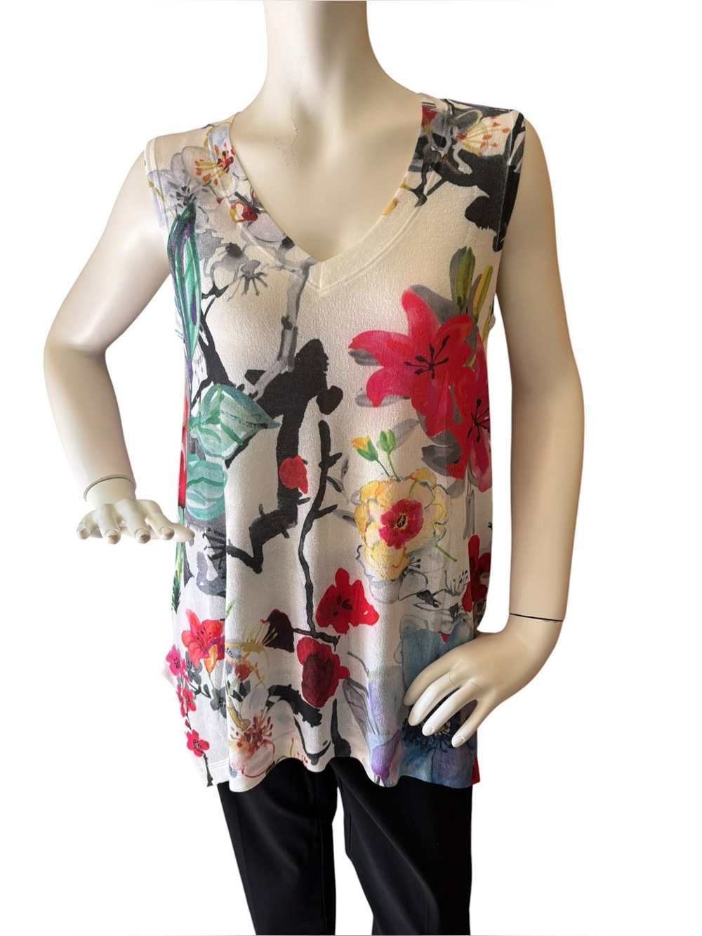 Nally & Millie Watercolor White & Multicolor Floral V-Neck Tunic Tank, Medium